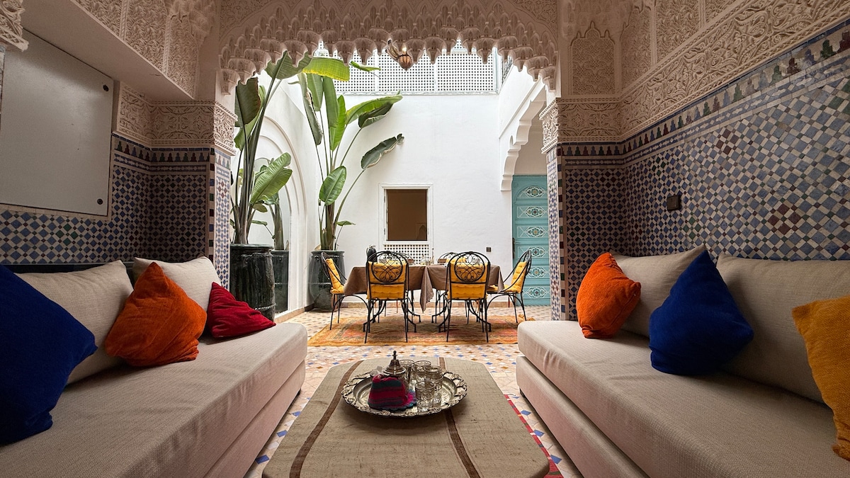 Chambre spacieuse et lumineuse du Riad Dar 82, lit king-size et décor raffiné.