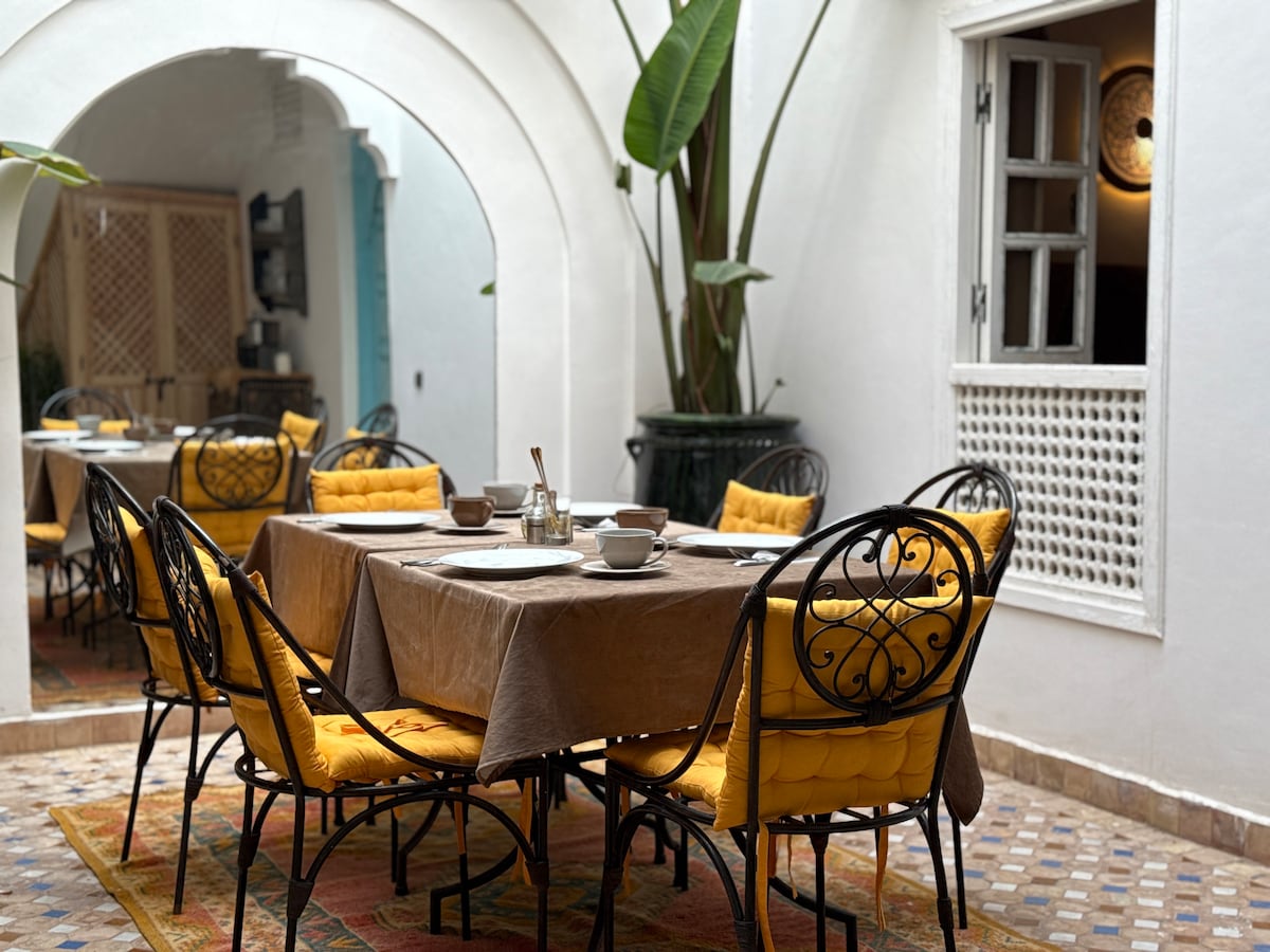 Terrasse panoramique du Riad Dar 82 avec salon extérieur et vue sur la Médina.