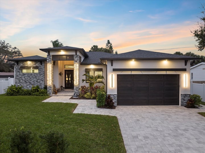 Modern Coastal Escape With Private Heated Pool/spa - Venice, FL