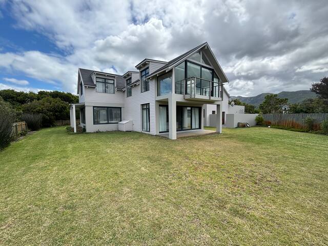 4 bedroom villa in secure estate with lake views gallery image 2