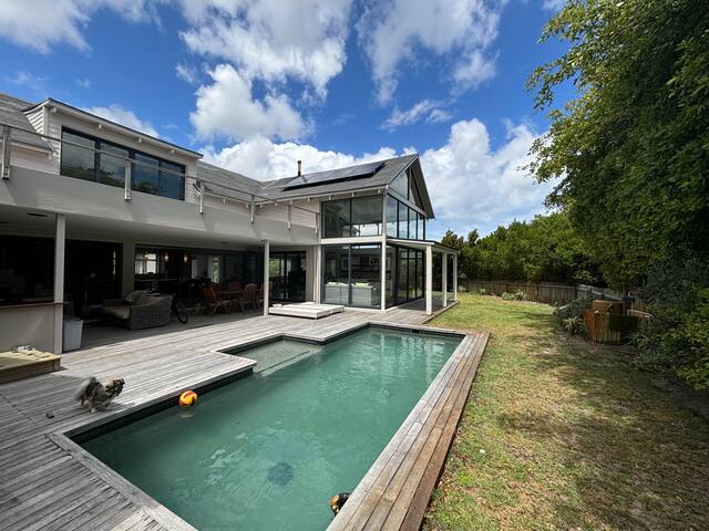 4 bedroom villa in secure estate with lake views