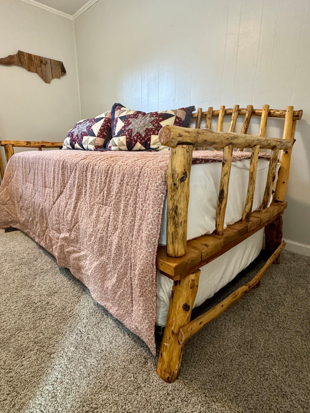 乡村山区风格的第二间卧室，配有双床和拉出式床，非常适合儿童或额外房客入住。