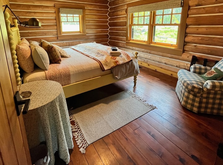 Firetower Lodge, אגף Lodgepole – חדר שינה עם מיטת קינג
באגף לודג'פול יש 4 חדרי שינה ו-2 חדרי רחצה משותפים.