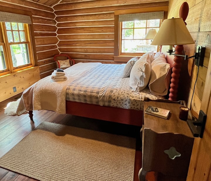 Firetower Lodge, אגף Lodgepole – חדר שינה עם מיטת קינג
באגף לודג'פול יש 4 חדרי שינה ו-2 חדרי רחצה משותפים.