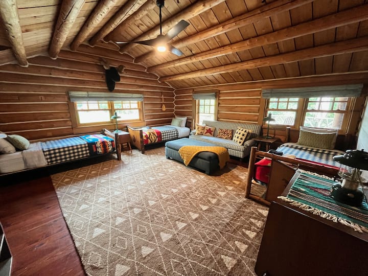 Firetower Lodge, אגף משולש - 3 מיטות זוגיות סטנדרטיות עם פינת ישיבה