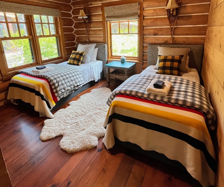 Firetower Lodge, אגף Lodgepole – חדר שינה עם שתי מיטות XL
באגף לודג'פול יש 4 חדרי שינה ו-2 חדרי רחצה משותפים.