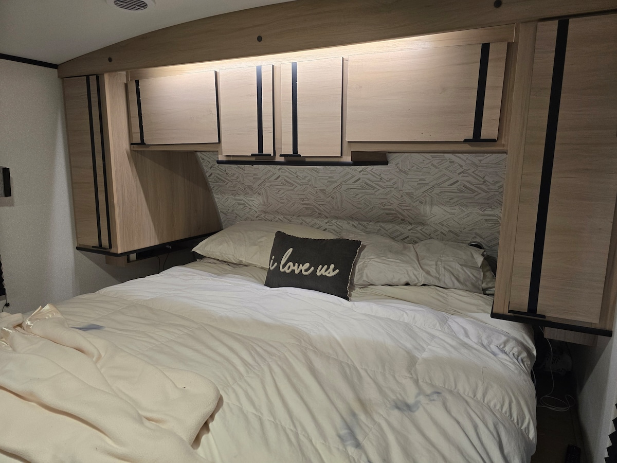 ¡Realmente es una cómoda cama tamaño king con sábanas y edredón adicionales! 