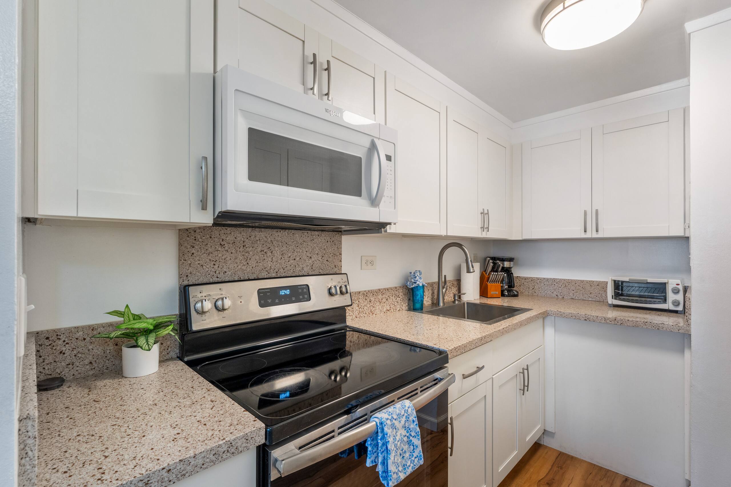 Convenient location 1 bdrm in Waikiki with Parking - Image 6