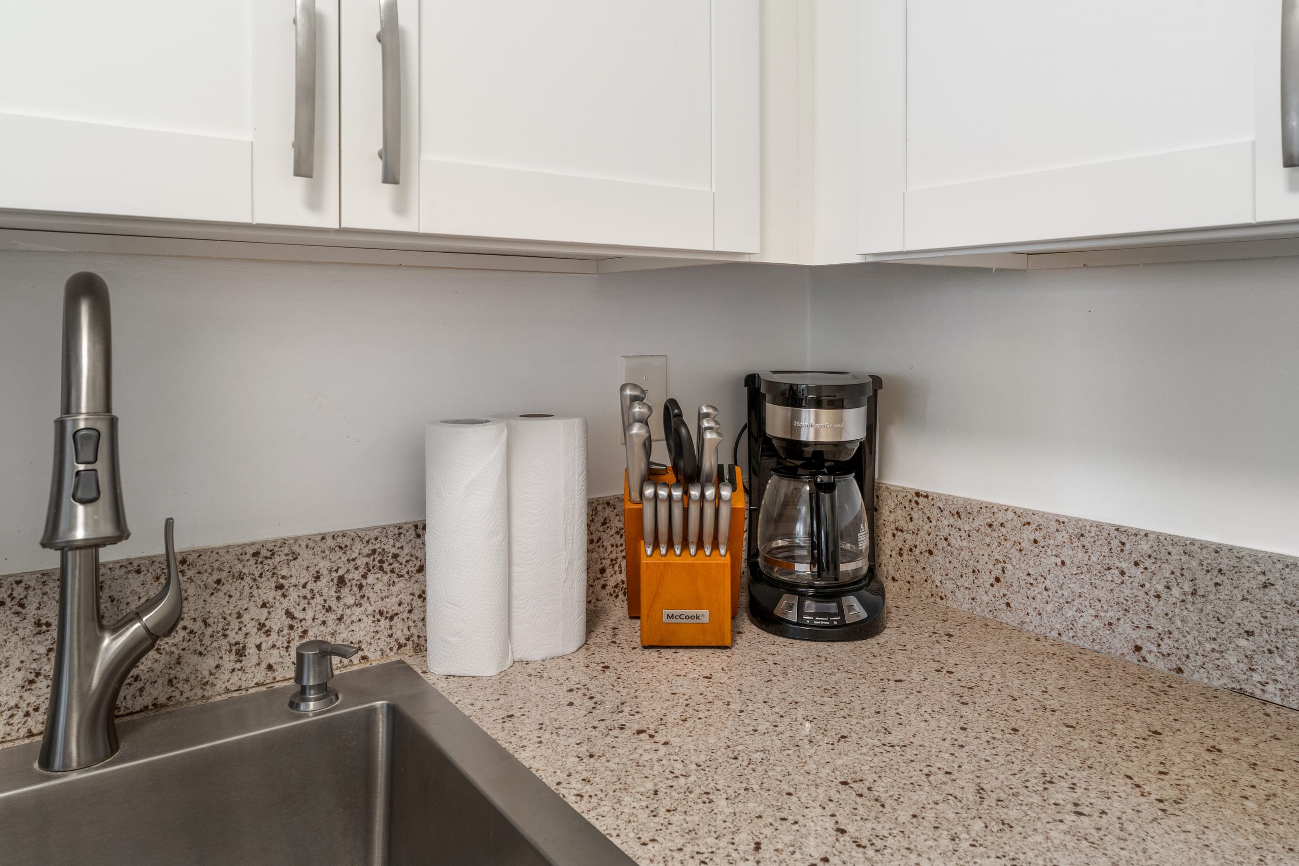 Convenient location 1 bdrm in Waikiki with Parking - Image 7