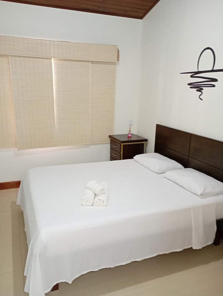 Dormitorio con cama de la casa