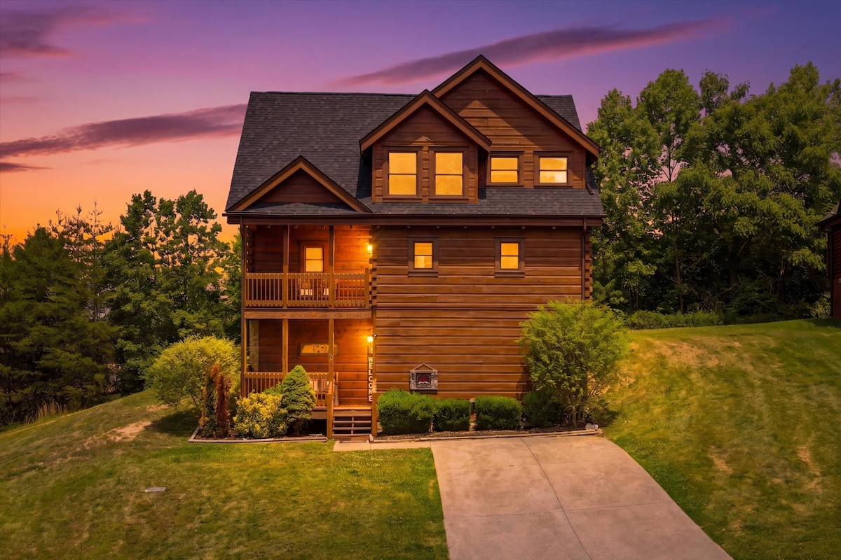 Pinewood Lodge by Beyond Expectations: w/ Hot Tub - Cabins for