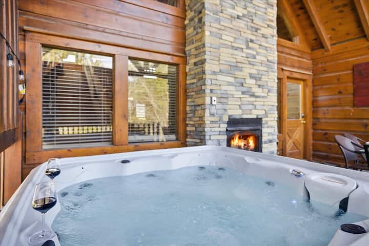 Pinewood Lodge by Beyond Expectations: w/ Hot Tub - Cabins for