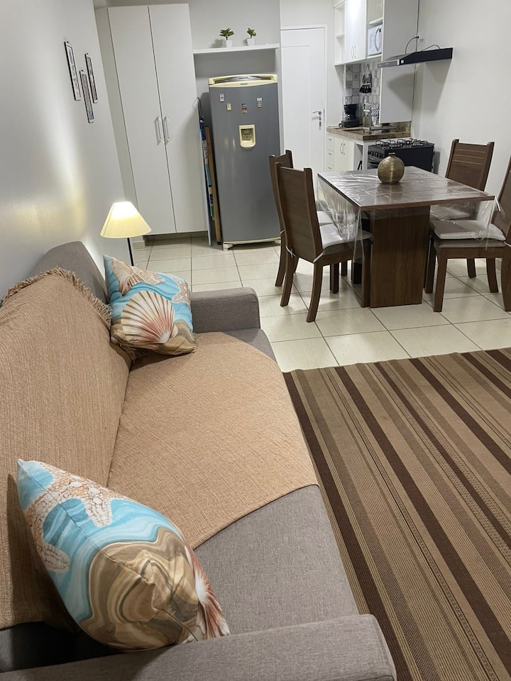 Stuen indbyder dig til at slappe af: en behagelig sofa, hængekøje til afslapning, tv og aircondition, så du kan slappe af efter en dag på stranden eller på arbejde.