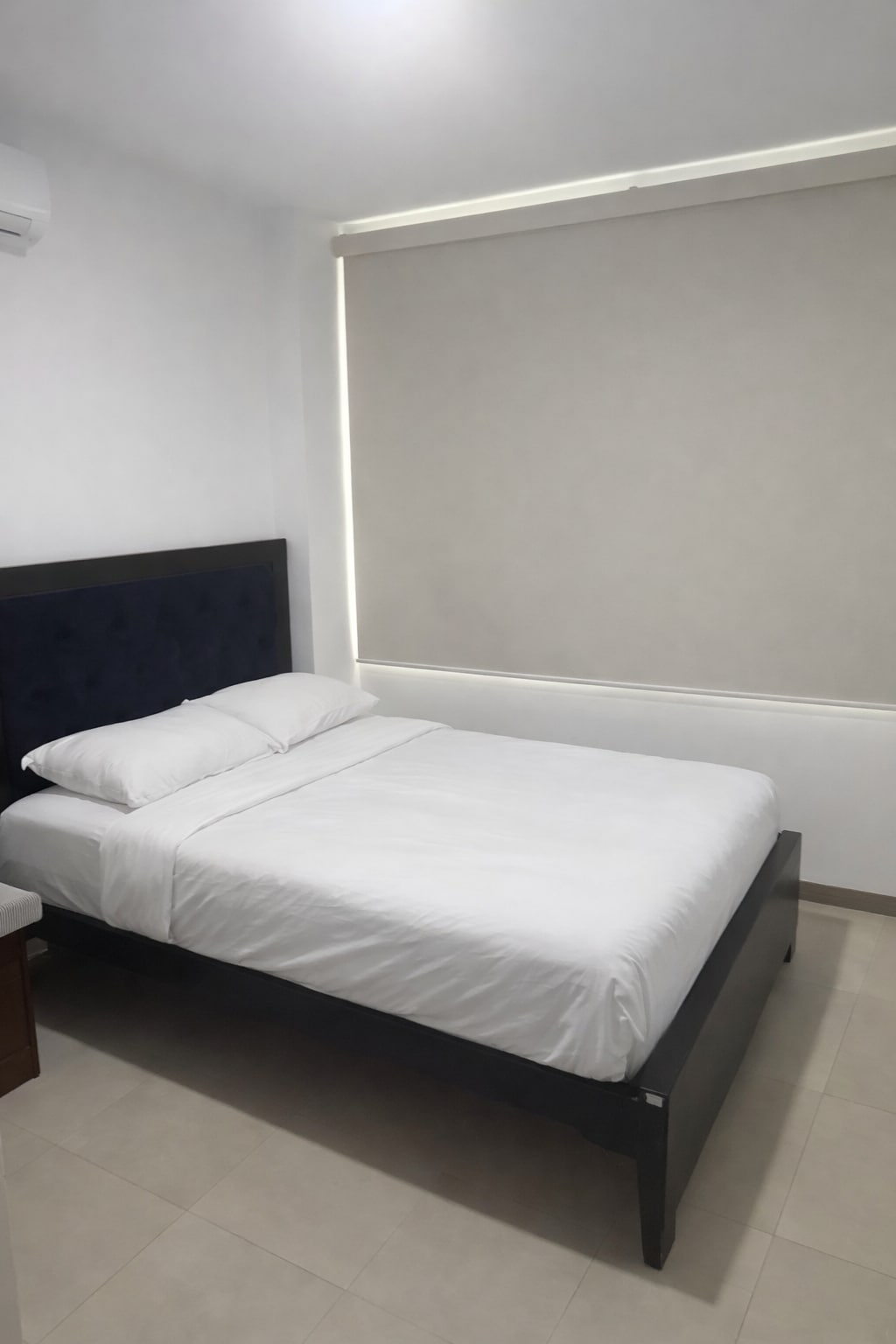 Privékamer met kingsize bed en badkamer. Eenvoudige en comfortabele ruimte, met ondoorzichtige gordijnen en schoon beddengoed, ideaal om te rusten met privacy en comfort tijdens het verblijf.