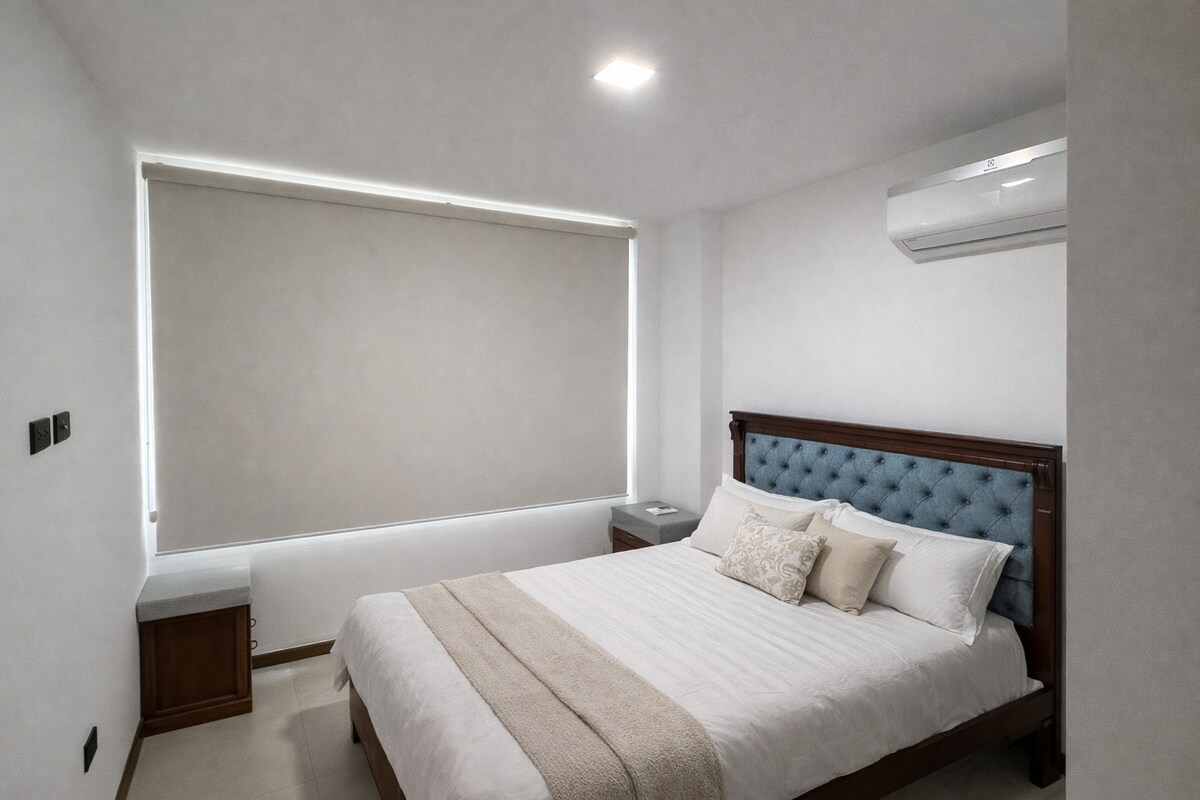 Comfortabele en lichte kamer met een tweepersoonsbed, airco en verduisteringsgordijnen. Het heeft comfortabel beddengoed, ruimte om kleding op te bergen en een rustige sfeer, ideaal om te rusten met totale privacy.