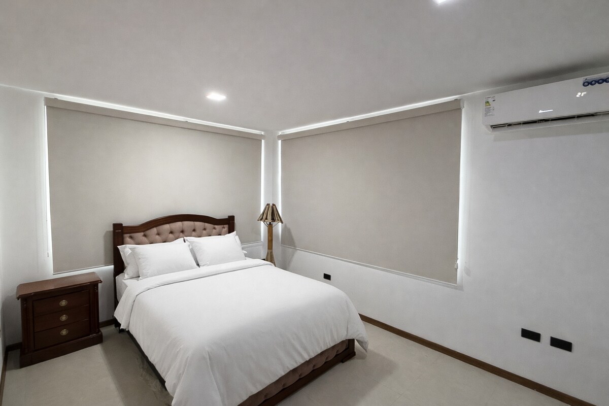 Privékamer met een kingsize bed, airconditioning en een eigen badkamer. Het heeft ondoorzichtige gordijnen, comfortabel beddengoed, ruimte om kleding op te bergen en een rustige sfeer, ideaal voor een rustgevende vakantie