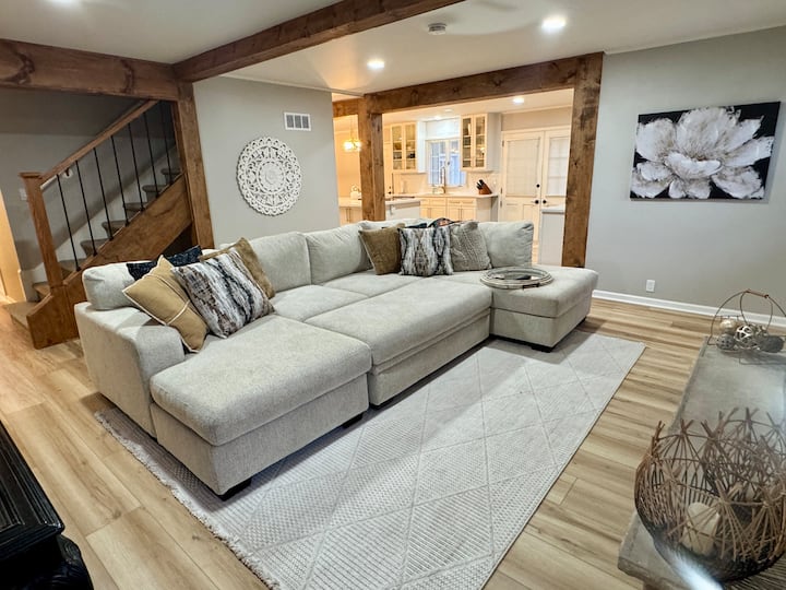 4br Spacious Livingkitchen Kid-friendly Fencedyard - Kansas City, MO