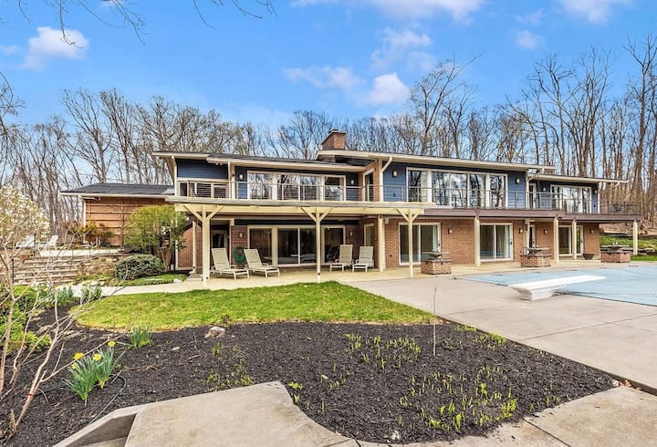 Luxury Mid-century Modern Woodland Retreat - Frederick
