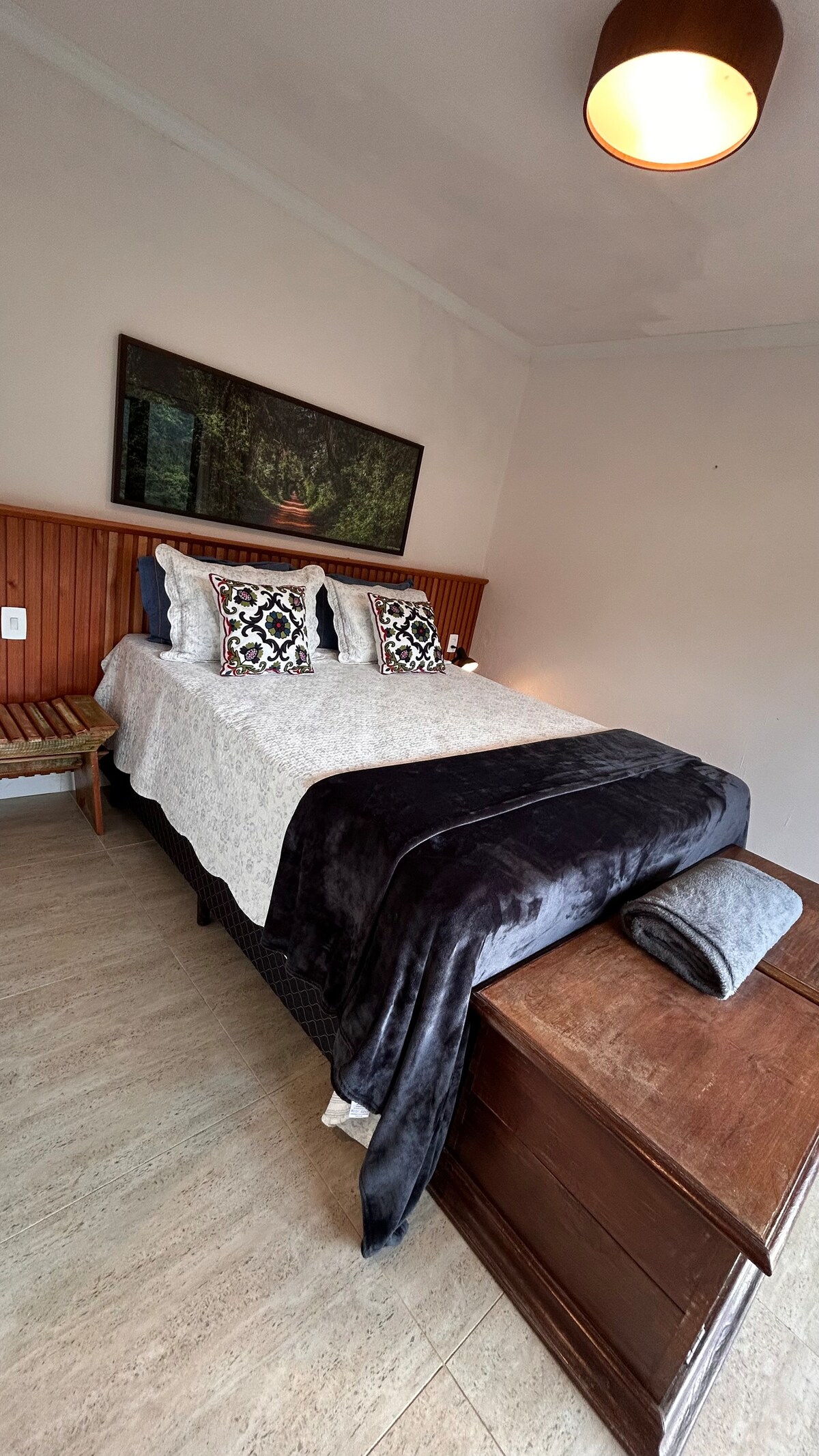 เตียงควีนไซส์ หัวเตียง และหีบ 