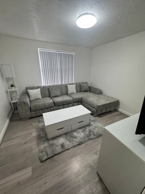 Top Airbnb: Stylish 2-Bedroom Home Near Manchester City Centre in Moss Side