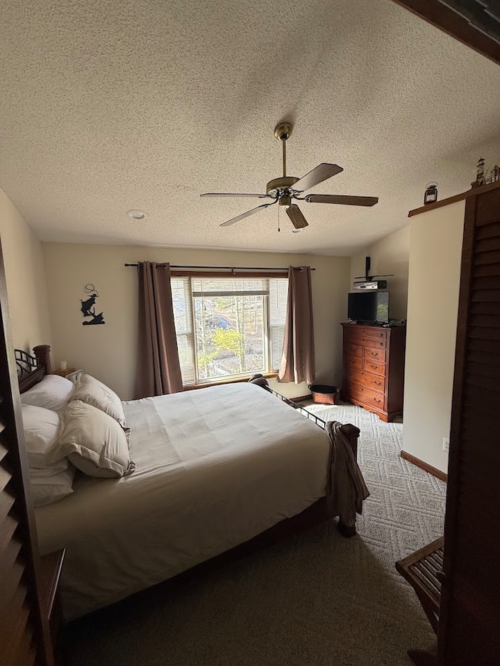 מיטת קווין סייז נעימה עם מצעים נוחים, 2 כריות קשות ו-2 רכות.  שמיכות לכל אחד במהלך השהייה.  תאורת איפור עם מראה קטנה הניתנת לחיבור עם הגדלה של פי 10.  החלק הכי טוב הוא הנוף שלכם לאגם, ומנוחה טובה עם וילונות האפלה.