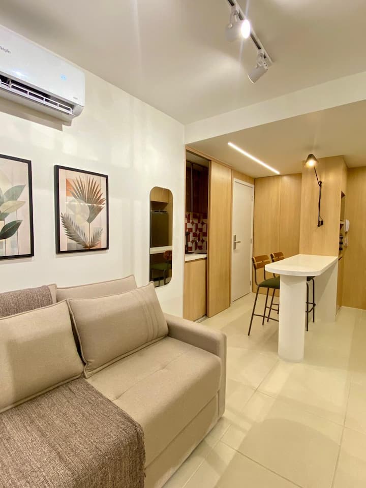 Habitación acogedora y funcional con espejo de cuerpo entero, cómodo sofá cama, decoración moderna y agradable iluminación. También cuenta con un cine en casa y televisión inteligente, ideal para relajarse, ver películas y disfrutar de momentos de descanso durante la estancia.