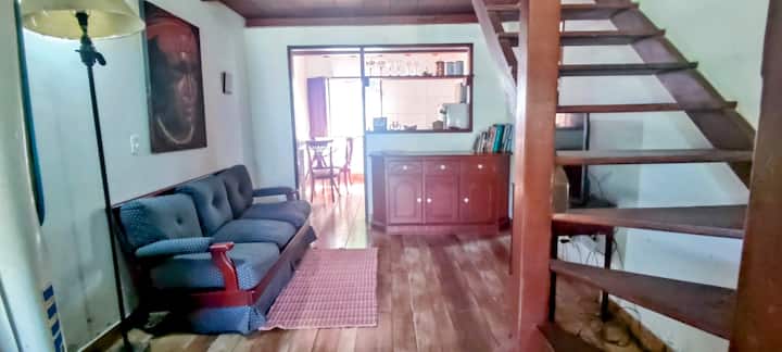 Дневна соба со кауч и SmarTV 40 инчи со Netflix, Globoplay, MAX и Prime Video!