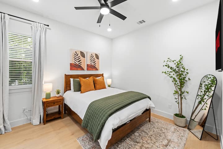Dormitorio cuidadosamente diseñado con cama tamaño queen, sábanas de lujo en capas, cortinas opacas y TV con streaming; tiene capacidad para 2 personas cómodamente