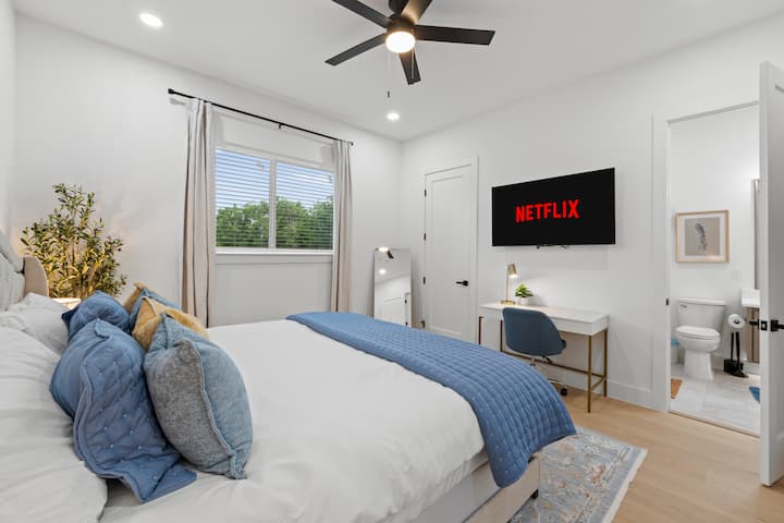 Cuarto dormitorio King con escritorio y lámpara