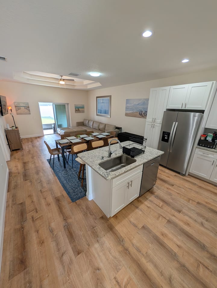 3 Bed/2 Bath Home Near Beach, Fenced Yard & Garage - 팜 코스트