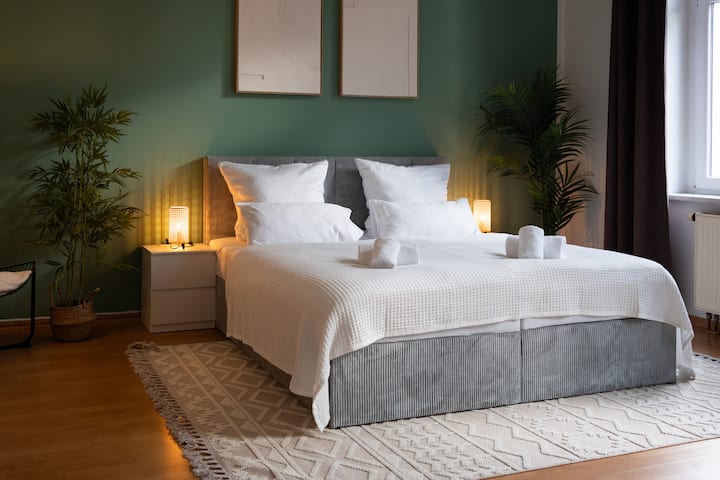 Visokokvalitetan krevet s oprugama, elegantnom hotelskom posteljinom i mirnom atmosferom.