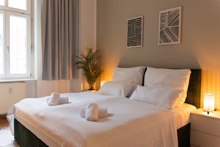 Druga spavaća soba s krevetom s oprugama i hotelskom posteljinom.