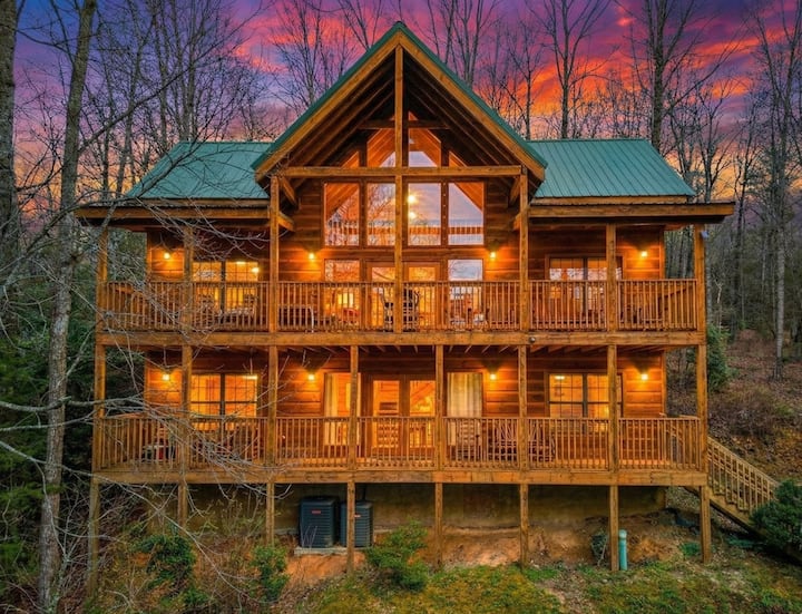 Gatlinburg: 4 King Ensuites, Hot Tub, Pool Table - Gatlinburg, TN