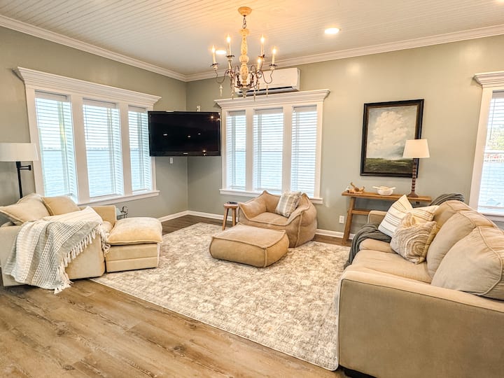 Pelican Point Sunset Retreat/lakefront Home - Lake Arthur, LA
