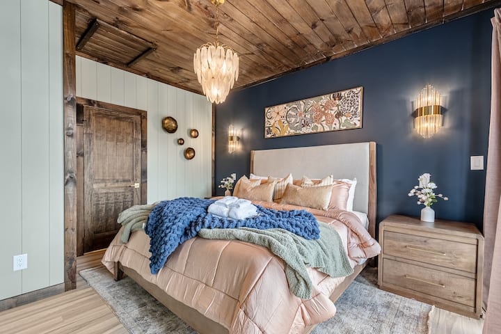 Dormitorio principal diseñado con buen gusto para mantener las cosas divertidas y acogedoras durante tu estancia.