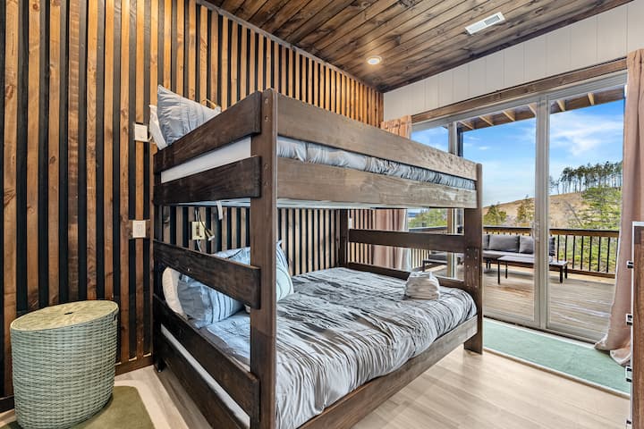 Habitación con literas: ¡Relájese en esta elegante habitación con literas, impresionantes vistas y mucha luz natural! Ubicado en el nivel más bajo.