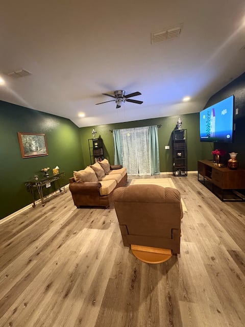 Popular Airbnb listing: Jacksonville Trout River Retreat in Highlands