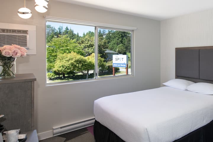 Modern Two Queen Room On Porpoise Bay - Sechelt