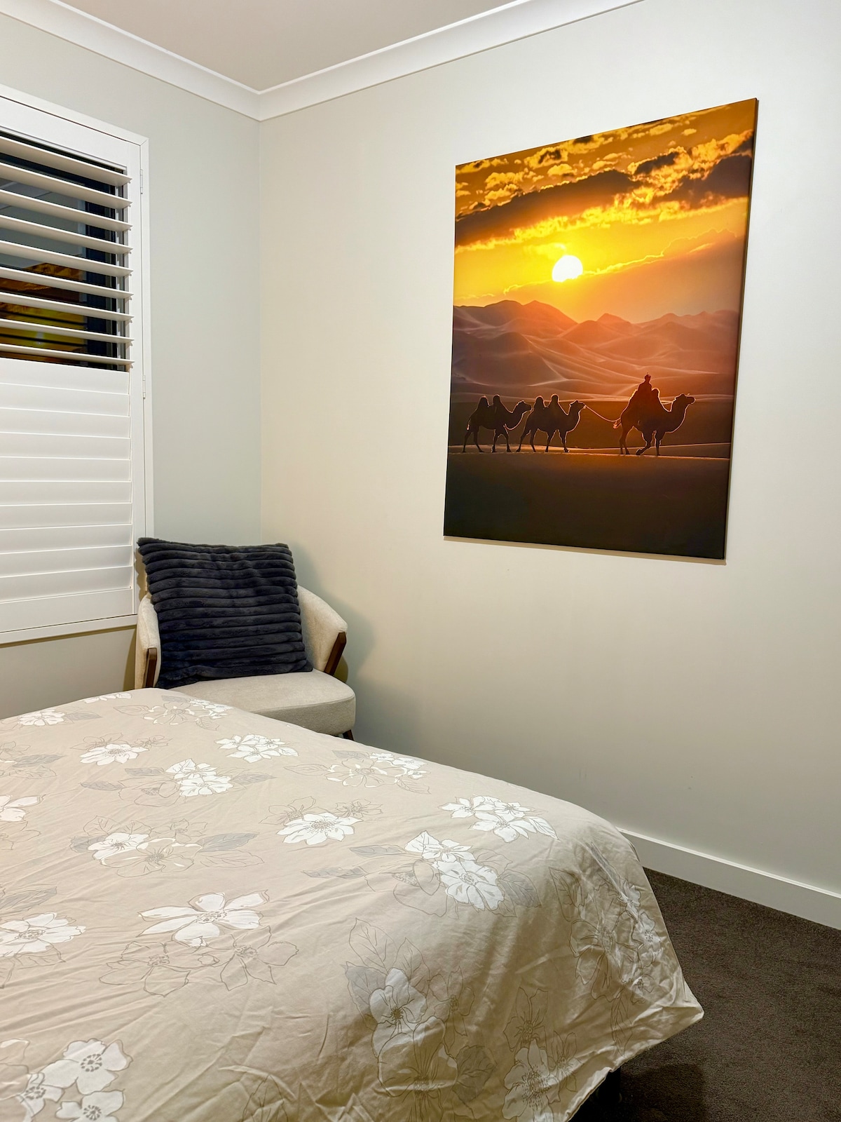 Urobte si pohodlie a uvoľnite sa – ideálny priestor na oddych, čítanie a vychutnávanie si pokoja. Izba je jemne osvetlená teplým svetlom a krásne zdobená jedinečnými mongolskými umeleckými dielami, ktoré vytvárajú útulnú a očarujúcu atmosféru.