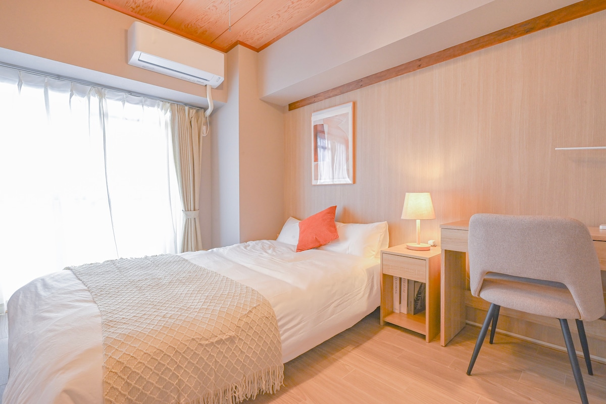 Un dormitorio con 1 cama doble y un escritorio.
Esta habitación es adecuada para aquellos que desean descansar tranquilamente o trabajar mientras se alojan con un grupo o una familia.
Puedes relajarte.