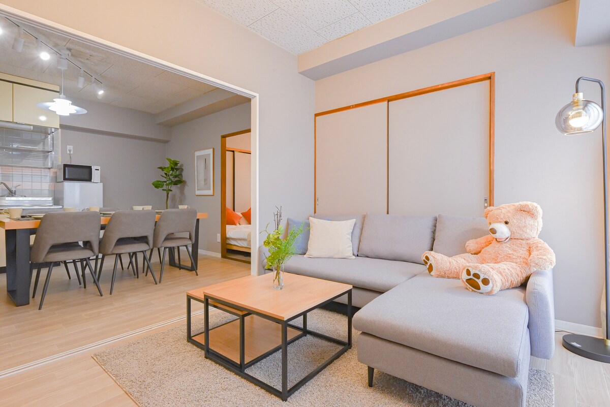 Espacio habitable adyacente al comedor.
Es perfecto para relajarte durante tu estadía, ya sea que estés charlando en el sofá o viendo la televisión.
Puedes quedarte tranquilo.