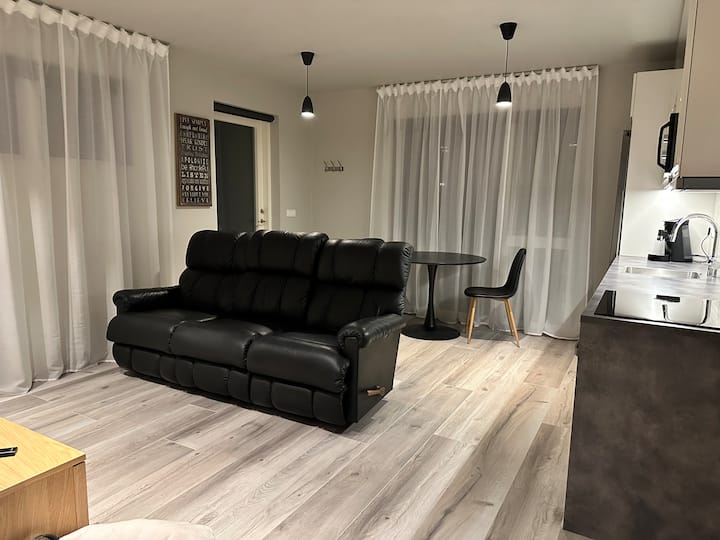 U60 - Lower Level Apartment With Private Entrance - Islandia