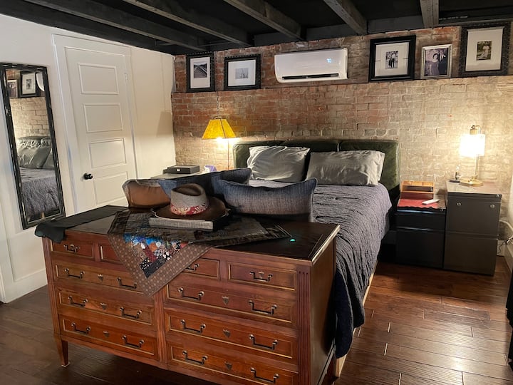 Брачен кревет (широк 150 – 179 см) во поткровје на горниот кат со сопствена бања со туш без праг.