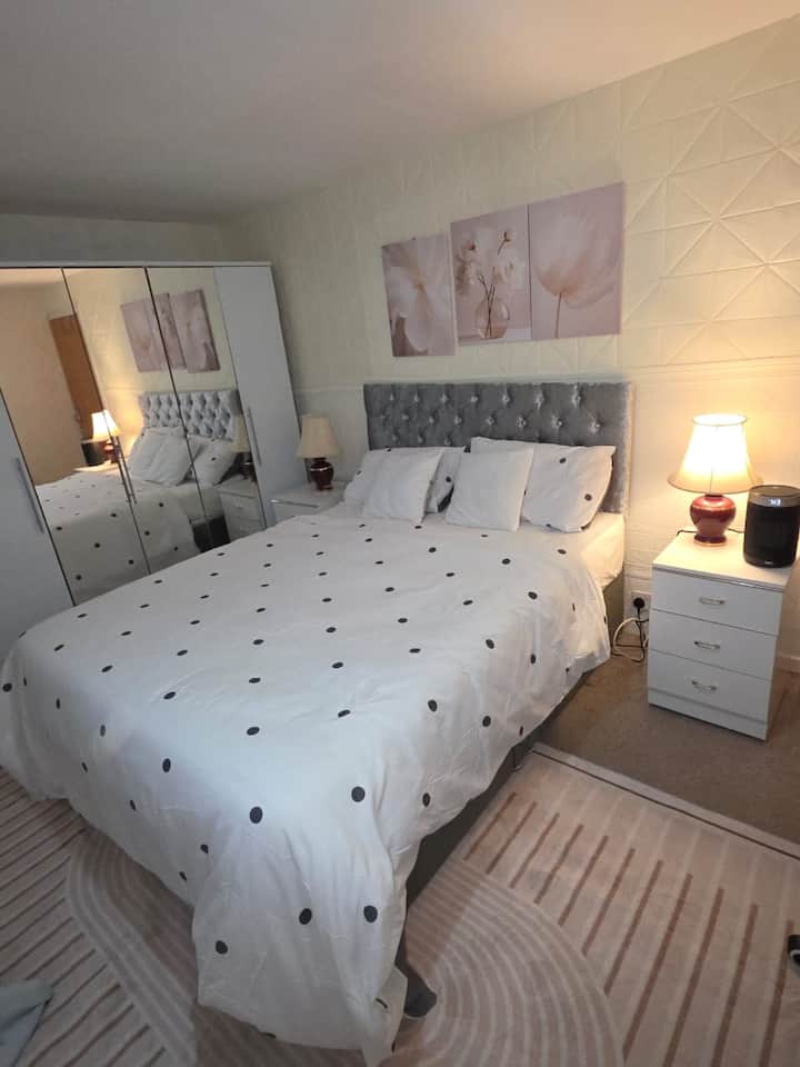 חדר שינה מרווח עם מיטת קינג סייז ומזרן נחמד, שמיכה וכריות. 
בחדר יש ארון בגדים, מנורות ליד המיטה ומדפים, שולחן קריאה וכיסא, ותנור חכם שיכול לחמם או לקרר את החדר.
יש כריות וסדינים נוספים.
