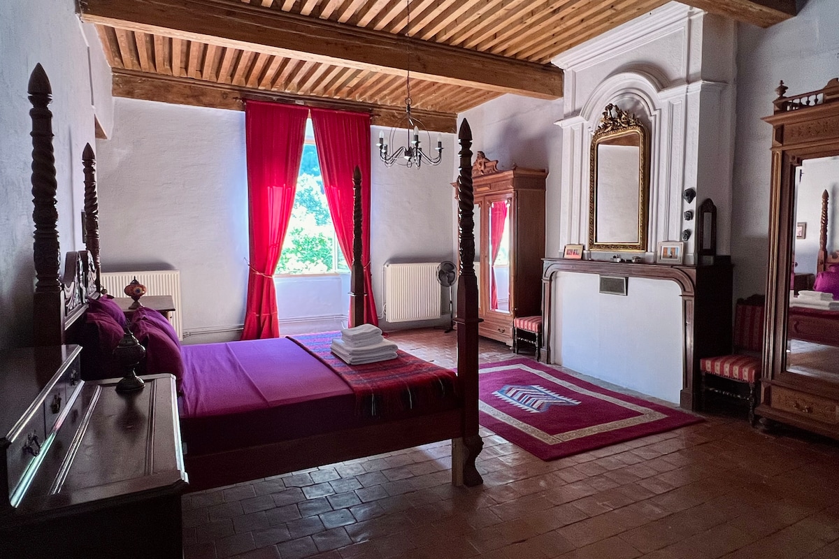 חדר השינה הראשי עם נוף לגינה ולהרים.
