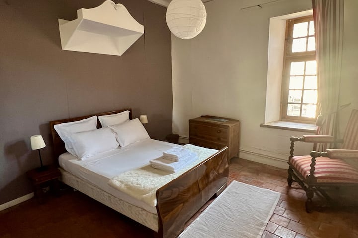 ห้องนอนตรงกลางที่มีวิวจัตุรัสหมู่บ้าน