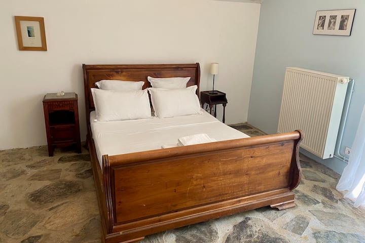 ห้องนอนด้านหลังที่เย็นสบายและเงียบสงบ