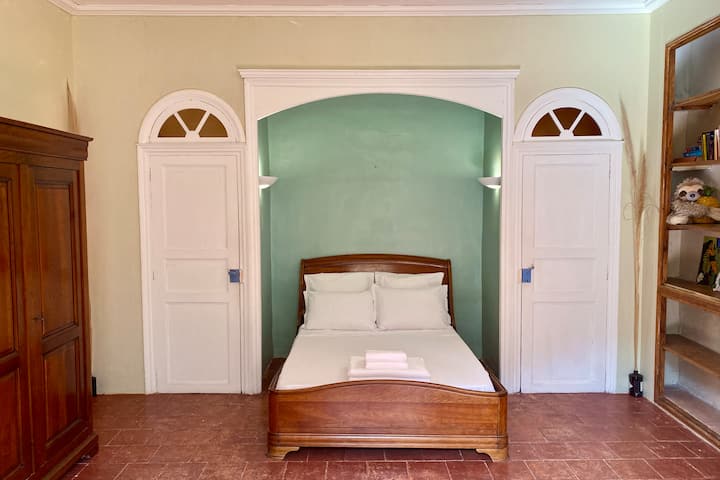 ห้องนอนด้านหน้ามีห้องที่อยู่ติดกันพร้อมอ่างล้างหน้า 