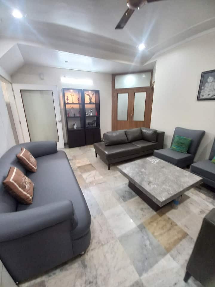 Well Appointed Bedroom With Attached Bathroom - Mathura