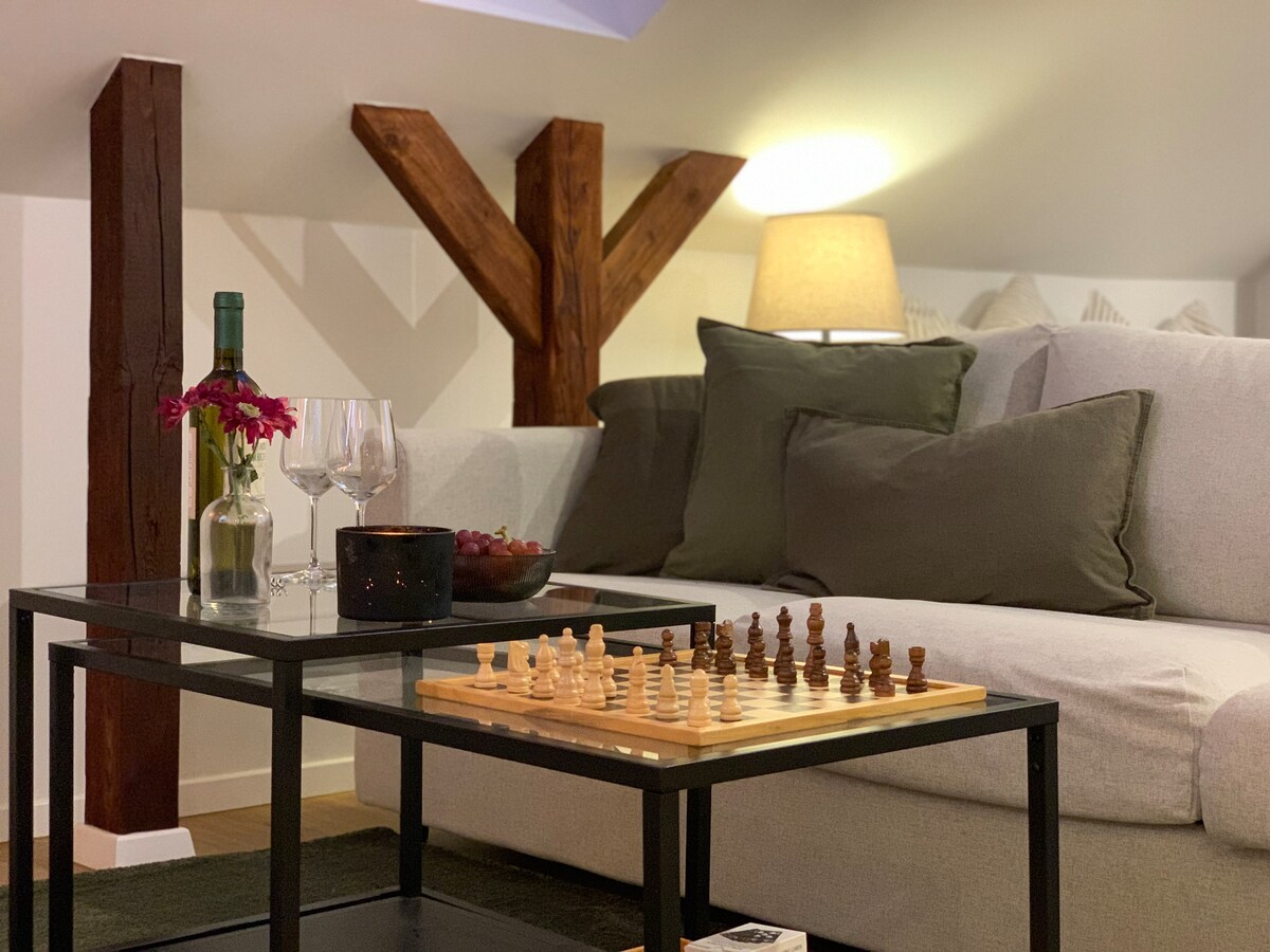 舒适的起居区设有舒适的沙发和摇椅。 娱乐设施包括现代电视和经典棋盘游戏。 所有房客都可以在餐桌上舒适地一起用餐。